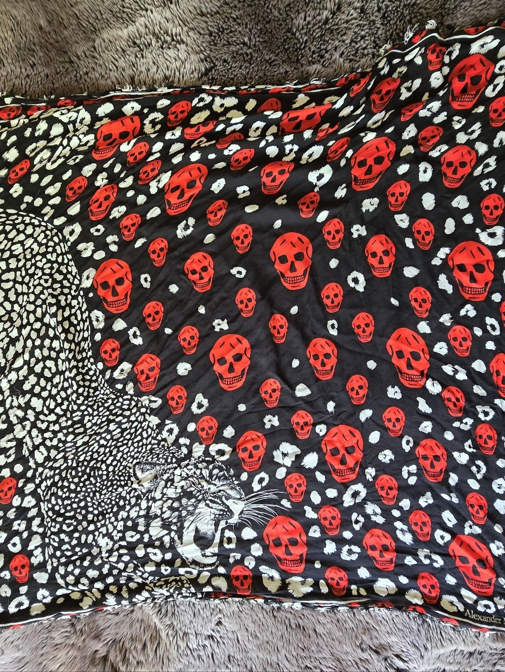 Alexander McQueen Black and Red Skull Print Scarf - Picture 3 of 6